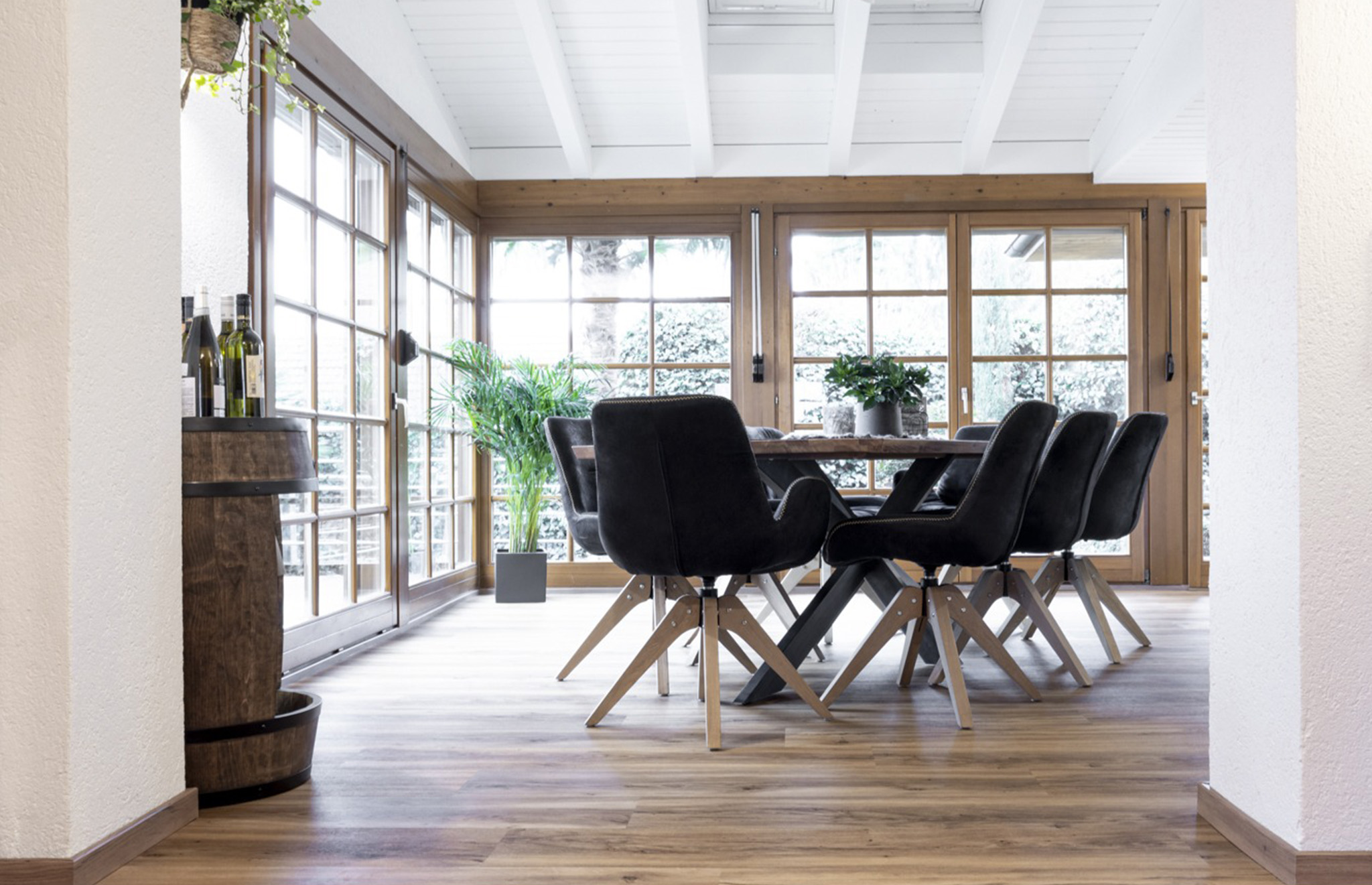 Maßgefertigter Innenausbau mit Holzboden, Tisch, Stühlen und Fenstern von der Schreinerei Kappus Hochwertiger Holzboden mit Esstisch, Stühlen und Holzfenstern – Innenausbau von der Schreinerei Kappus aus Ettenheim