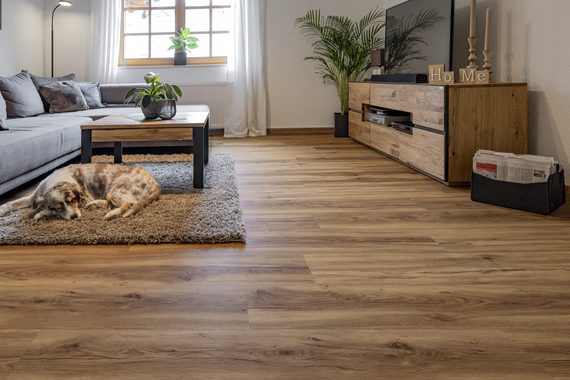 Maßgefertigter Innenausbau mit Holzboden, Tisch, Schrank und Holzfenster – Schreinerei Kappus Ettenheim Wohnraum mit Holzboden, Esstisch, Holzschrank mit Fernseher und Fenster mit Holzrahmen – maßgefertigter Innenausbau von der Schreinerei Kappus aus Ettenheim