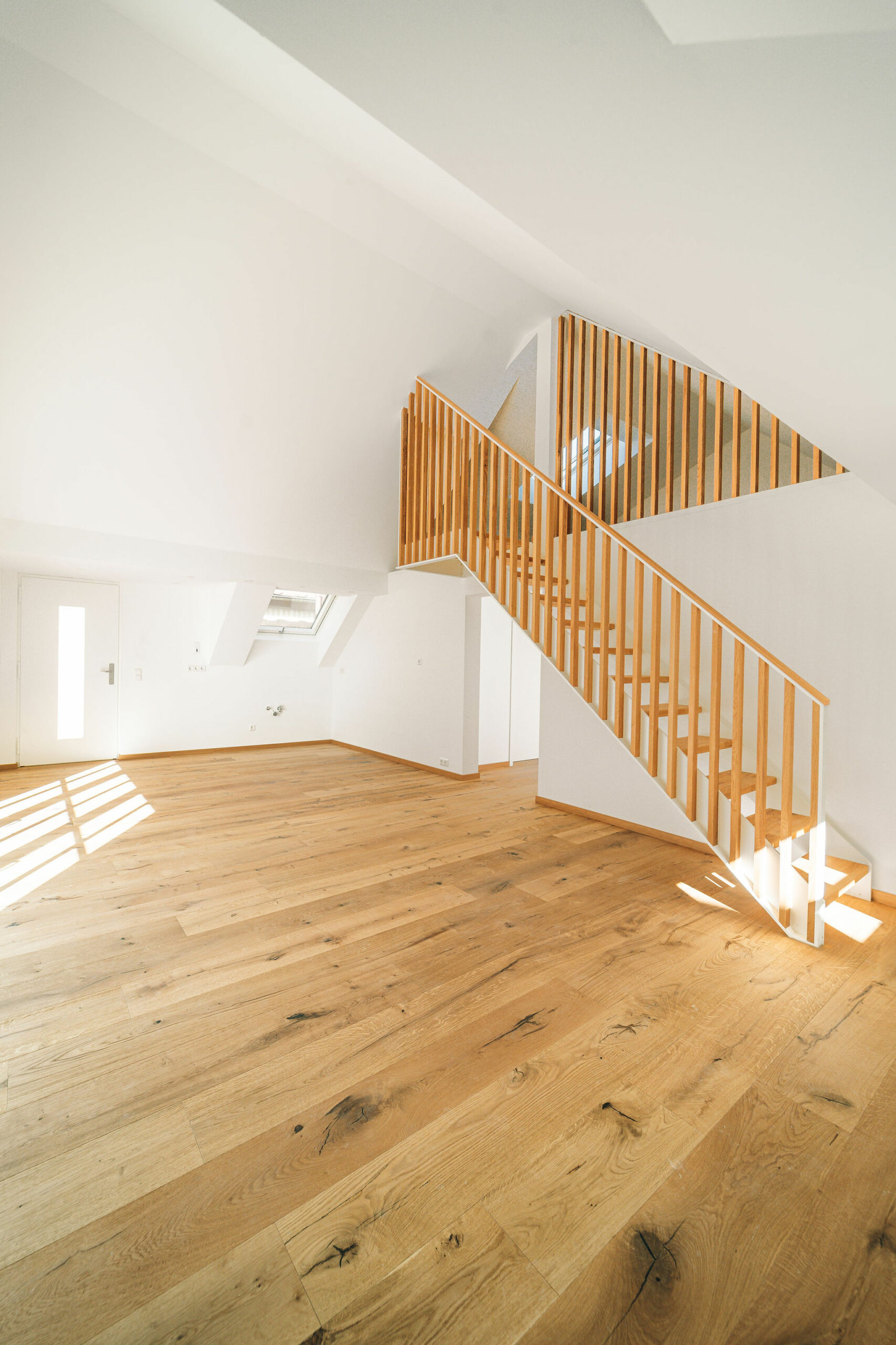Innenausbau mit Holztreppe, Holzboden, weißer Tür und schrägem Dachfenster – Schreinerei Kappus Ettenheim Holztreppe und Holzboden mit weißer Tür und abschließbarem schrägen Dachfenster – Innenausbau von der Schreinerei Kappus aus Ettenheim